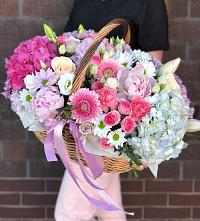 Композиция солнечный день в Нижний Бестях Цветочная композиция из Розы, Хризантемы, Пионы и Лизиантусы в корзине в Нижний Бестях