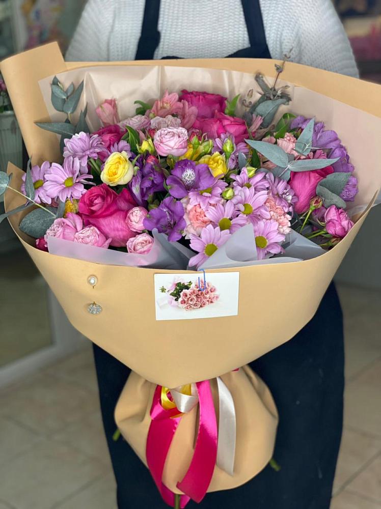 Букет цветов из: Хризантемы, Гвоздики и Альстромерии в Нижний Бестях