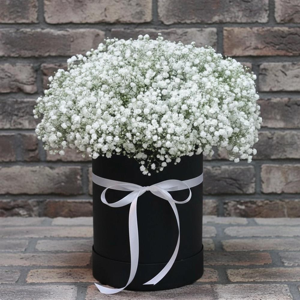 Цветочная композиция из Гипсофила в шляпной коробке в Нижний Бестях