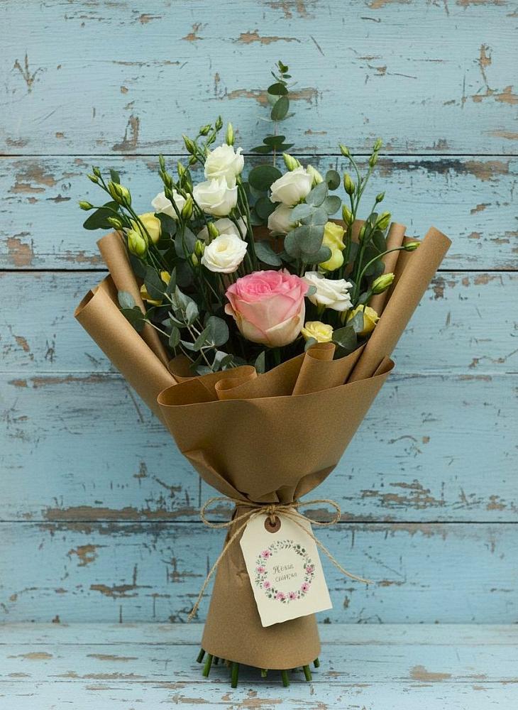 Букет цветов из: Розы и Лизиантусы в Нижний Бестях