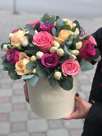 Цветочная композиция из Розы в шляпной коробке в Нижний Бестях