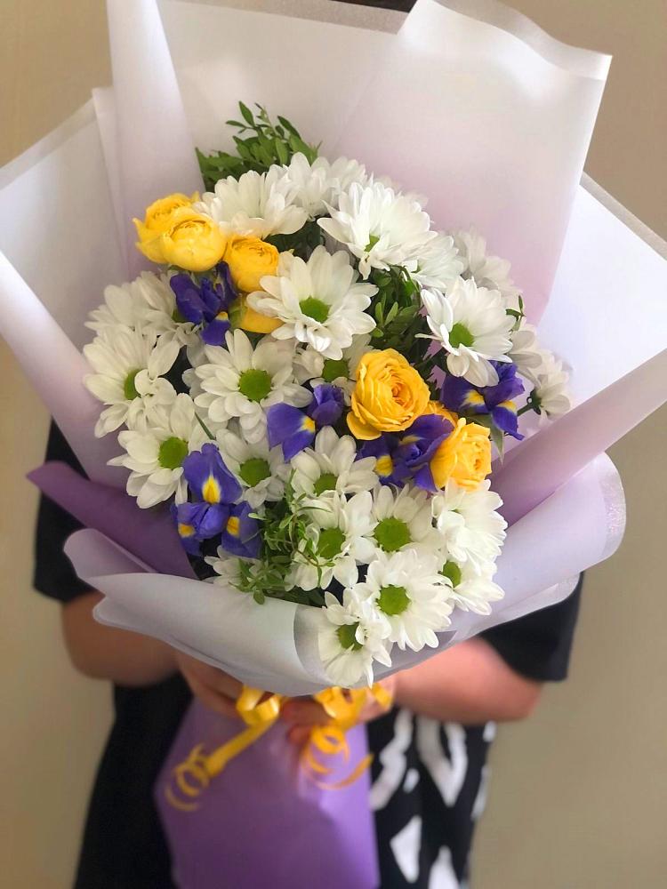 Букет цветов из: Ирисы, Хризантемы и Розы в Нижний Бестях