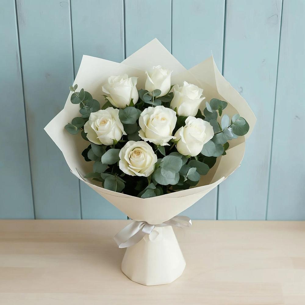 Букет Белые розы в Эвкалипте в Нижний Бестях