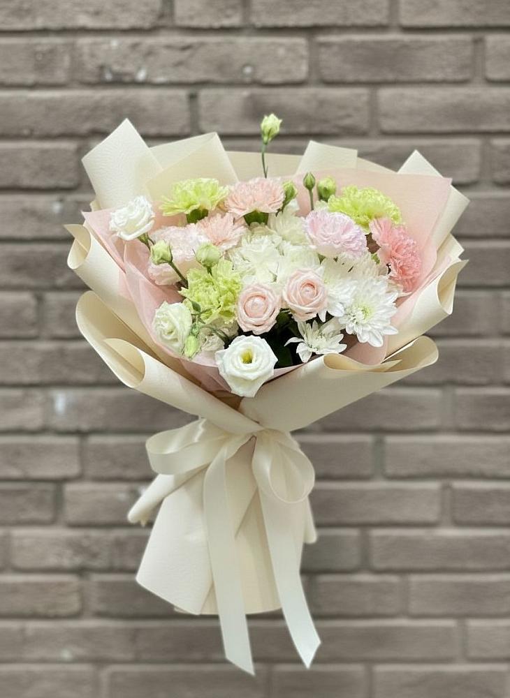 Букет цветов из: Гвоздики, Розы, Лизиантусы и Хризантемы в Нижний Бестях
