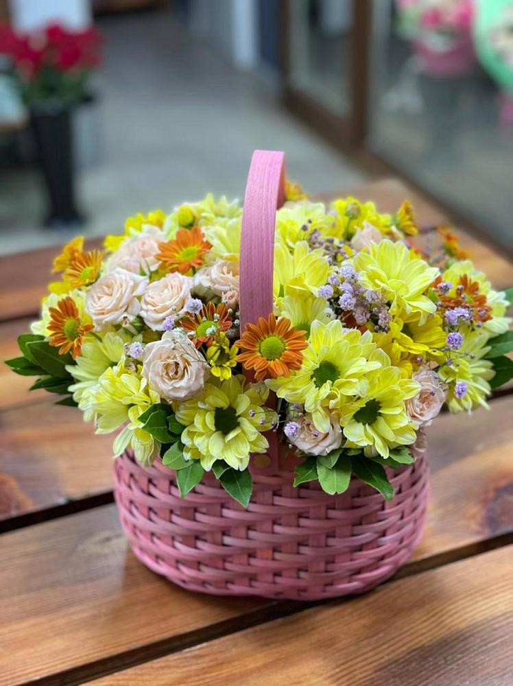Цветочная композиция из Хризантемы и Розы в корзине в Нижний Бестях