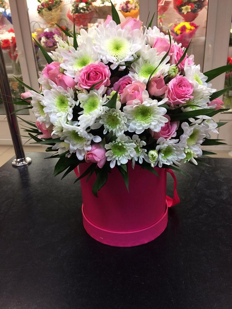 Цветочная композиция из Розы и Хризантемы в шляпной коробке в Нижний Бестях