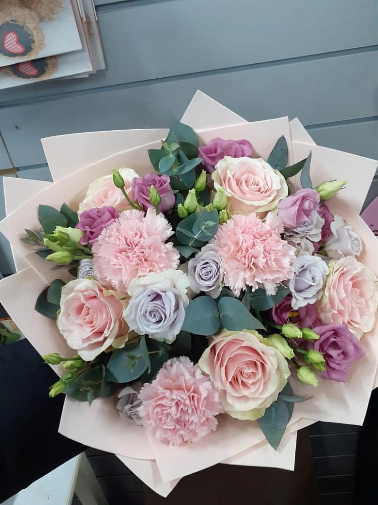 Букет цветов из: Розы, Гвоздики и Лизиантусы в Нижний Бестях